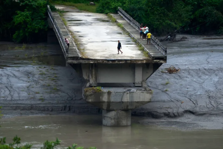 Hundreds feared stuck in hydropower tunnels as flood deaths surpass 950 in Nepal, China